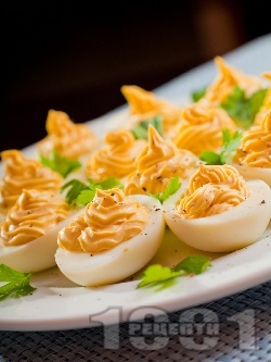 Фаршировани яйца пълнени с майонеза и горчица - снимка на рецептата